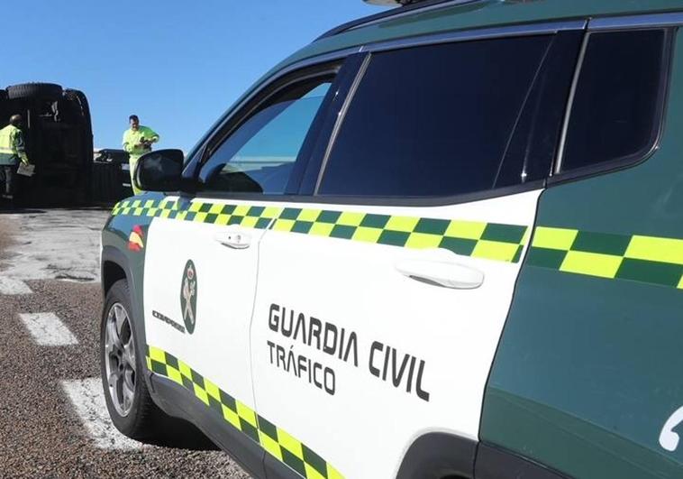 El vuelco de un camión en Vega de Valcarce mantiene cortada la NVI y